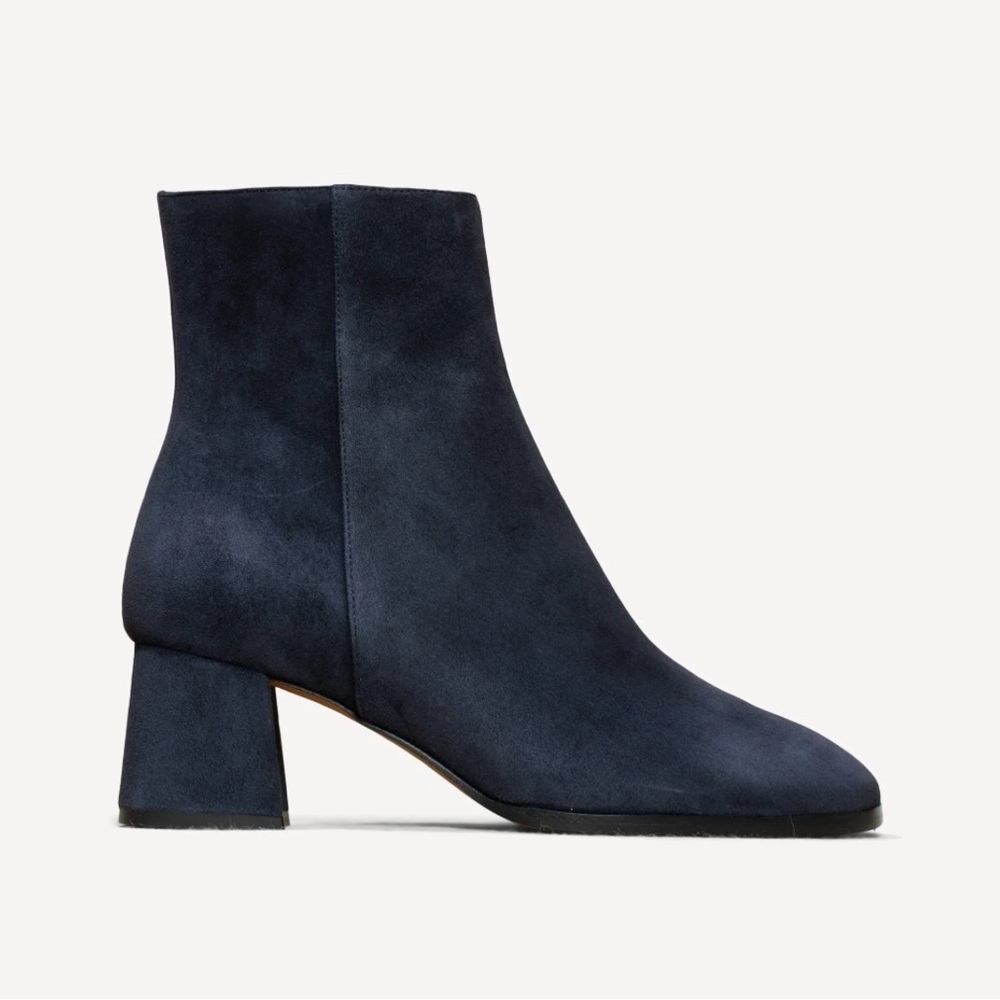 Beautiful and modern boots made in Italy, color blue strong, size 8.5.